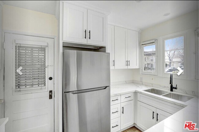Building Photo - 168 S Elm Dr