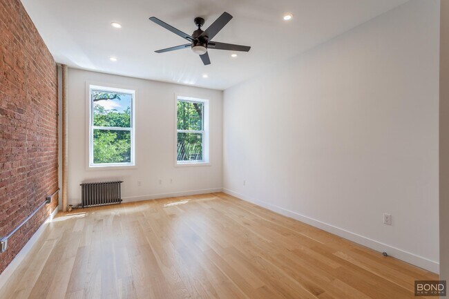 Primary Photo - 309 E 10th St