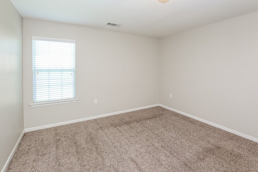 Building Photo - 2860 Meadow Creek Dr