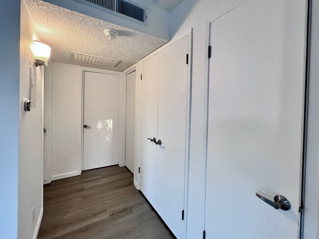 Building Photo - $1995 Gettysburg & Blackstone, 2 Bedroom Condo - Rialto Ave, Fresno / Newly Renovated