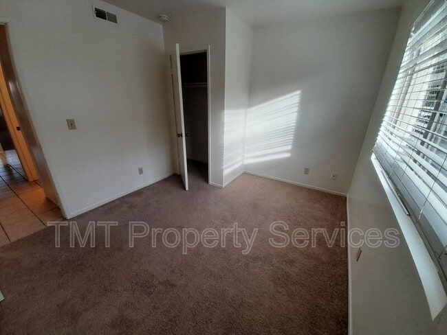 Building Photo - 413 E Rice Ranch Rd