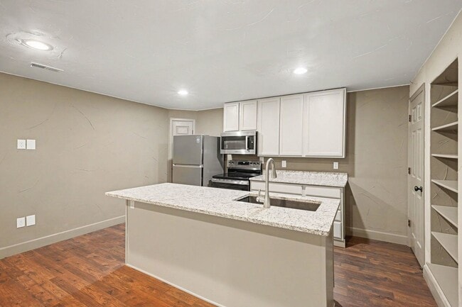 Building Photo - 5634 W Ida Dr