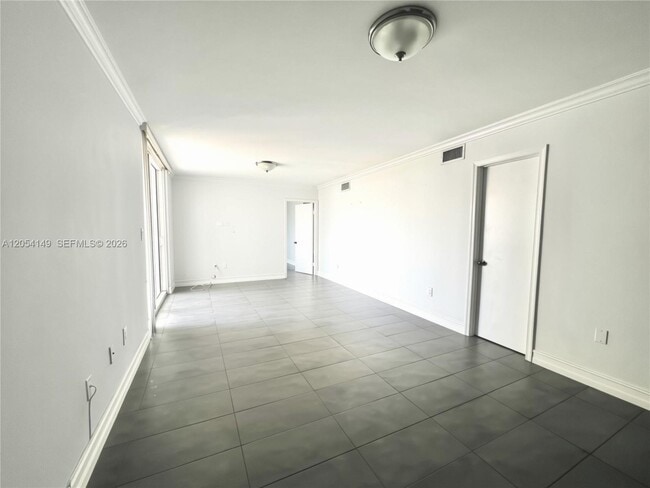 Building Photo - 2457 Collins Ave