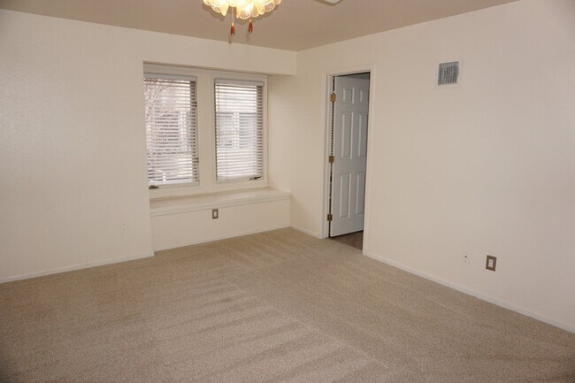 Building Photo - Lovely Mountain Condo!!