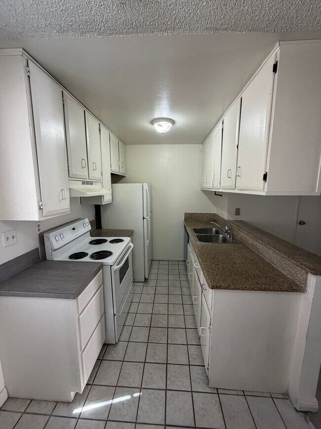 Building Photo - AMERICANA Property Mgmt - Remodeled 2 Beds Townhouse near Downtown South