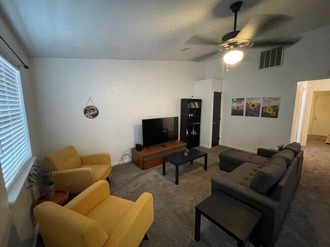 Building Photo - MOVE IN SPECIAL!! Super Cute 2 bedroom townhome!