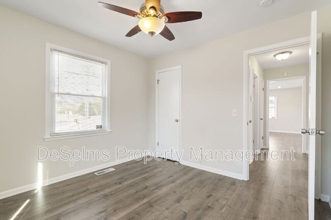 Building Photo - 802 Ramsey St