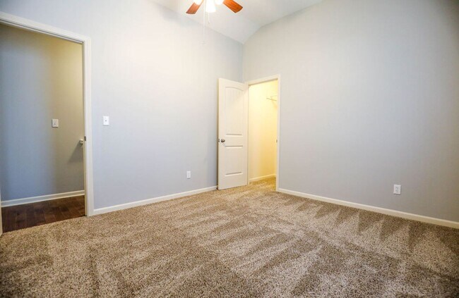 Building Photo - Spacious 5 bed 2 bath Downtown Springfield...