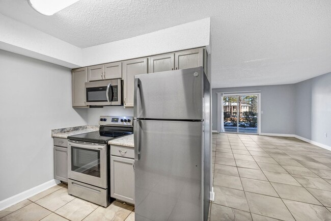 Building Photo - 3 Bedroom 2 Bathroom