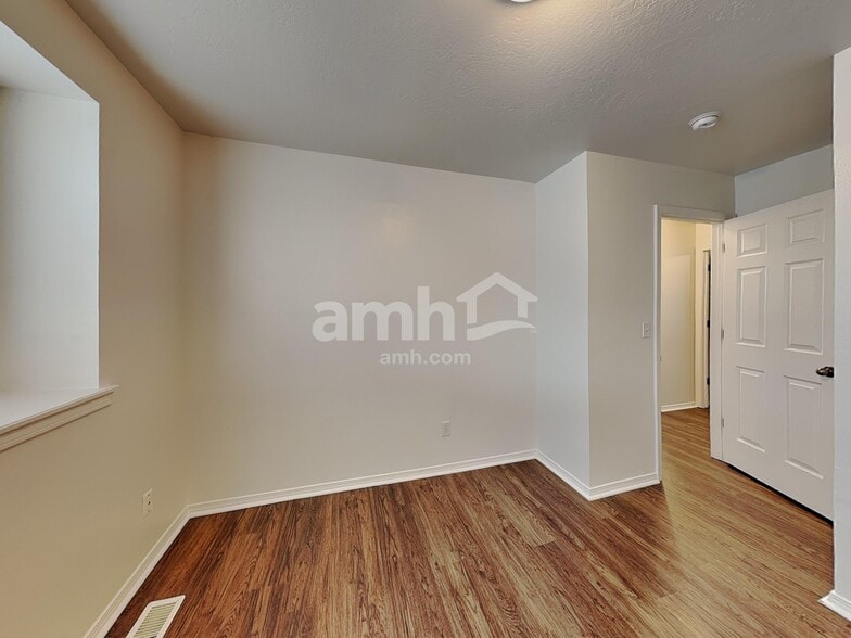 Building Photo - 2513 E Cinnamon Ln