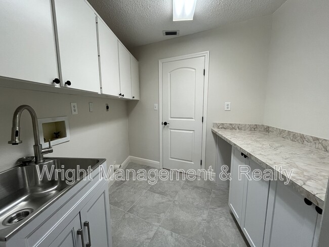 Building Photo - 5008 S Shore Dr