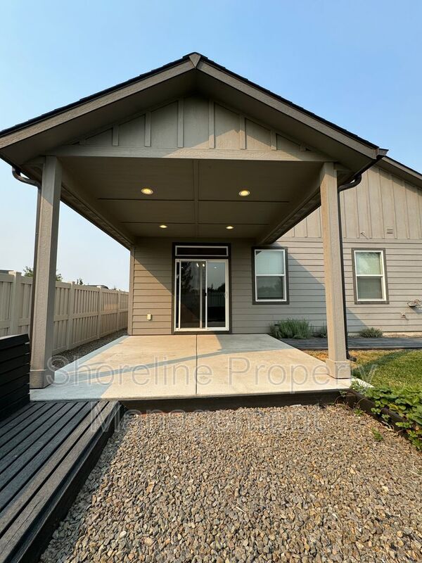 Building Photo - 511 Diamond Lake St