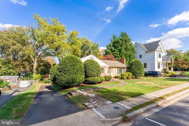 Building Photo - 3867 Chesterbrook Rd