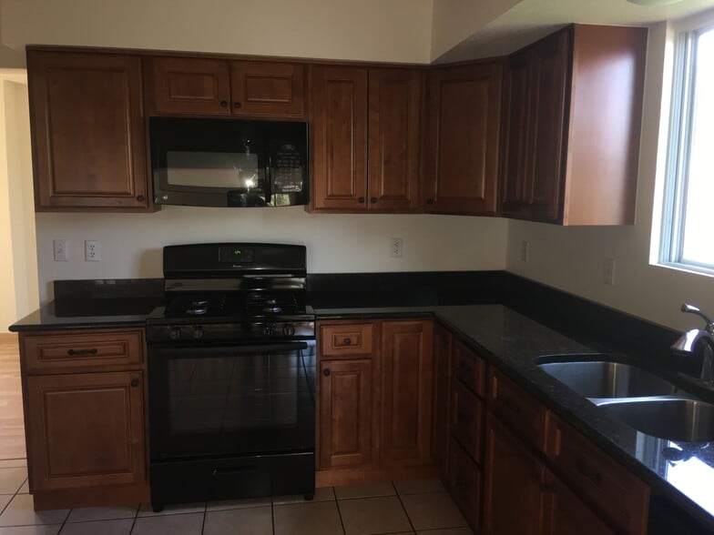 Kitchen with granite counter tops and new appliances - 10710 Kimball St