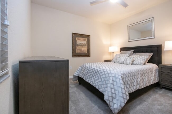 Building Photo - Like new 2BR, 2BA garage condo-Lakewood National