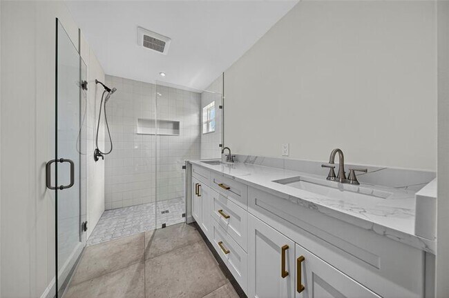 Building Photo - 324 NE 34th St