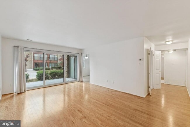 Building Photo - 2817 Jermantown Rd