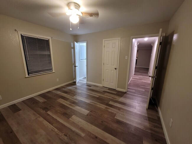 Building Photo - 805 Lamar St