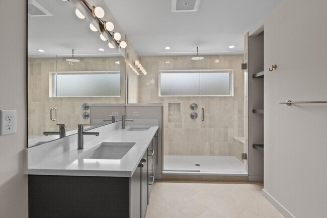 Building Photo - 2bd/1.75ba Seattle Home