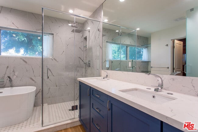 Building Photo - 5400 W 82nd St