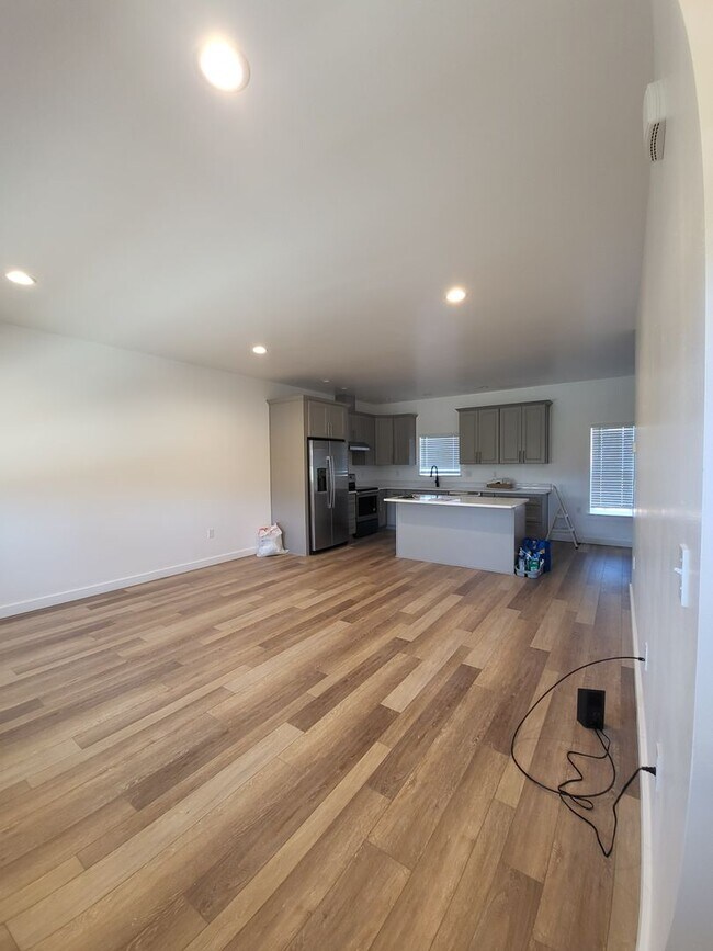 Building Photo - 683 Bryden Ave