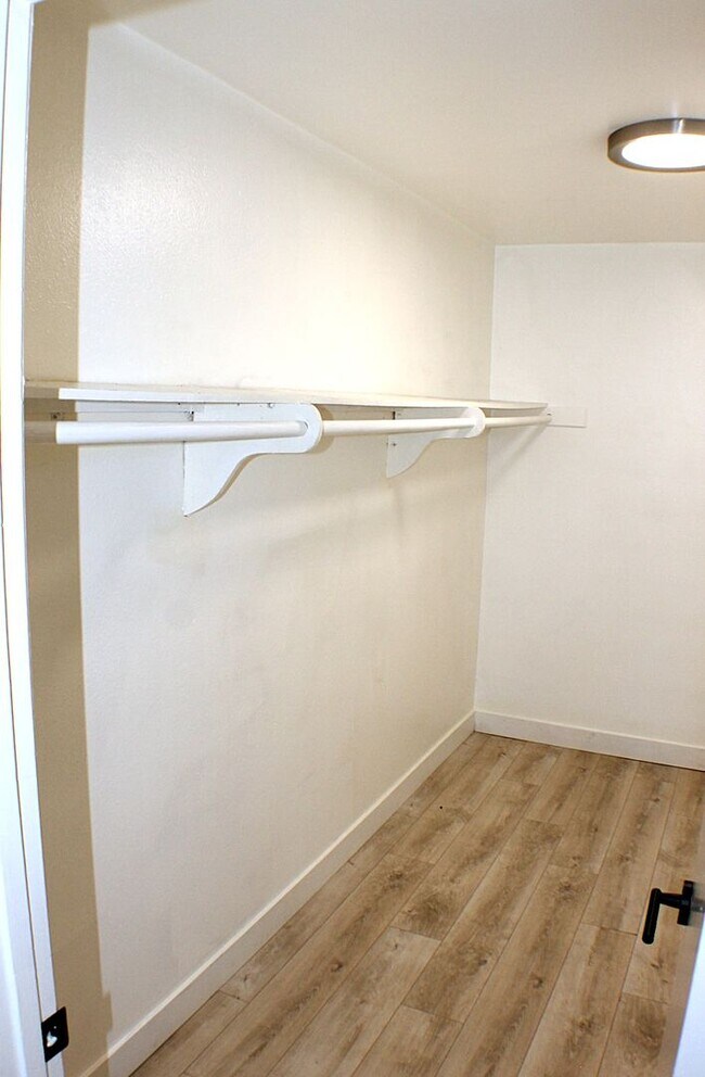 Building Photo - 1 bedroom Meadow Lane Condo available for ...