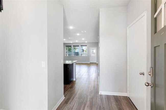 Building Photo - 365 Empress Tree Dr