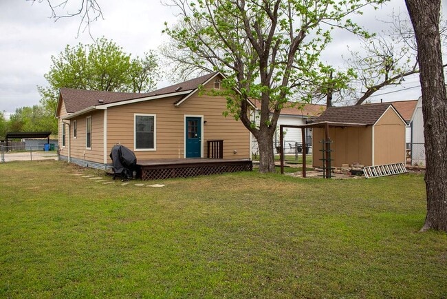 Building Photo - 208 Shaw St