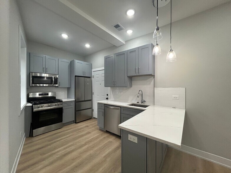 Building Photo - 423 W Belden Ave