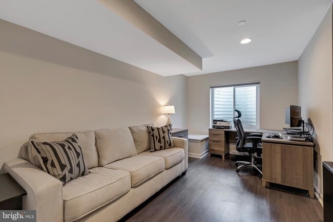Building Photo - 250 Kestrel Ct