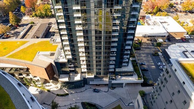 Building Photo - Luxury Executive Condo w/AC in the Heart o...