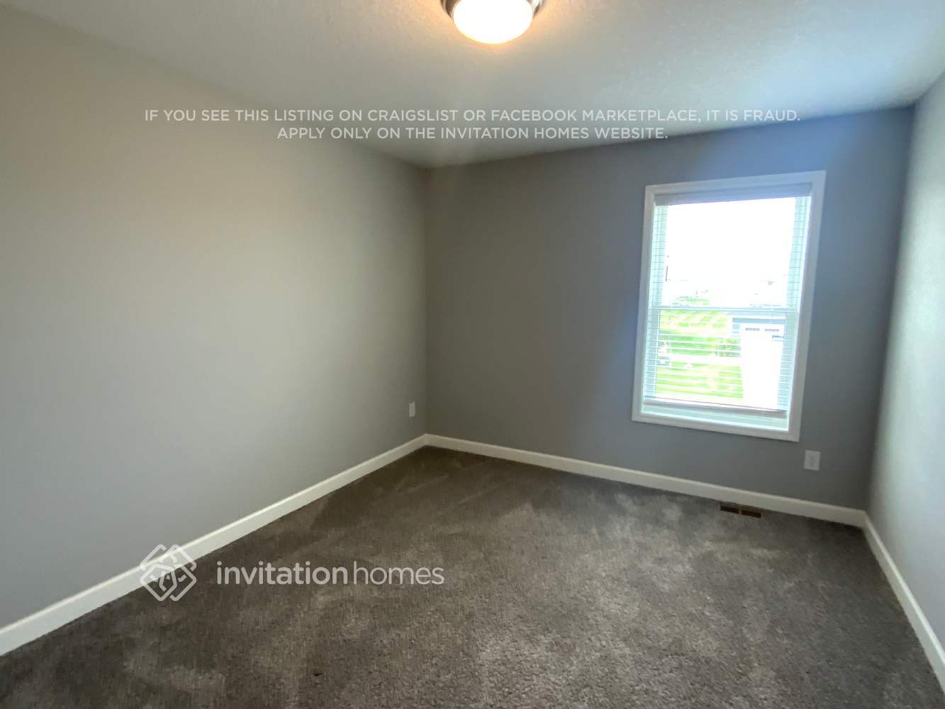 Building Photo - 10922 Glacier Ln N