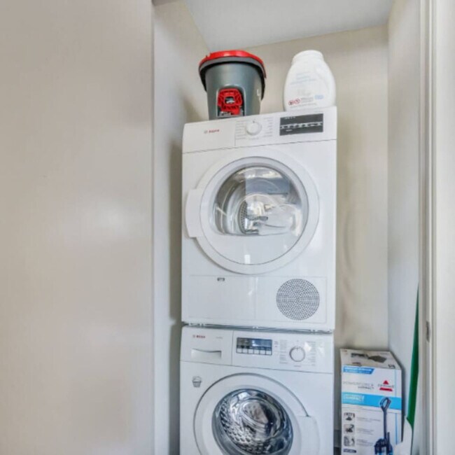 Building Photo - 1555 Elm St