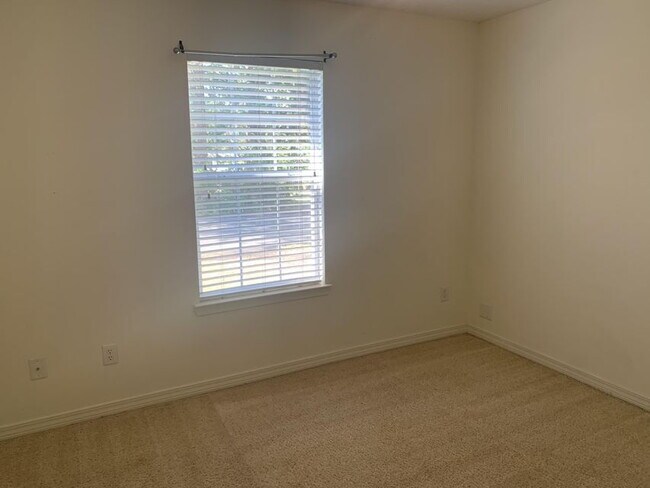 Building Photo - "Spacious 4-Bedroom Gem with 2 Full Baths ...
