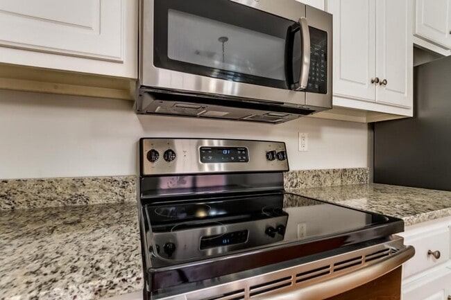 Building Photo - 2142 Fox Ridge Rd