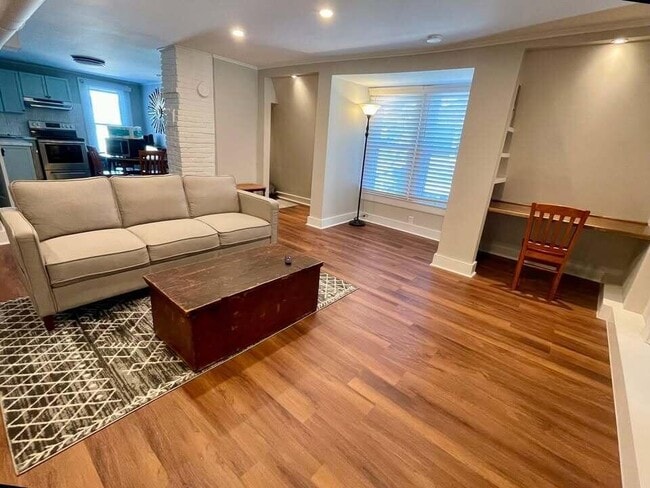 Building Photo - 160 1/2 W Mound St