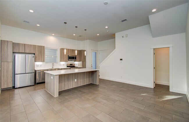 Building Photo - 556 Janisch Rd