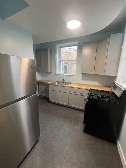 Building Photo - 7630 N Marshfield Ave