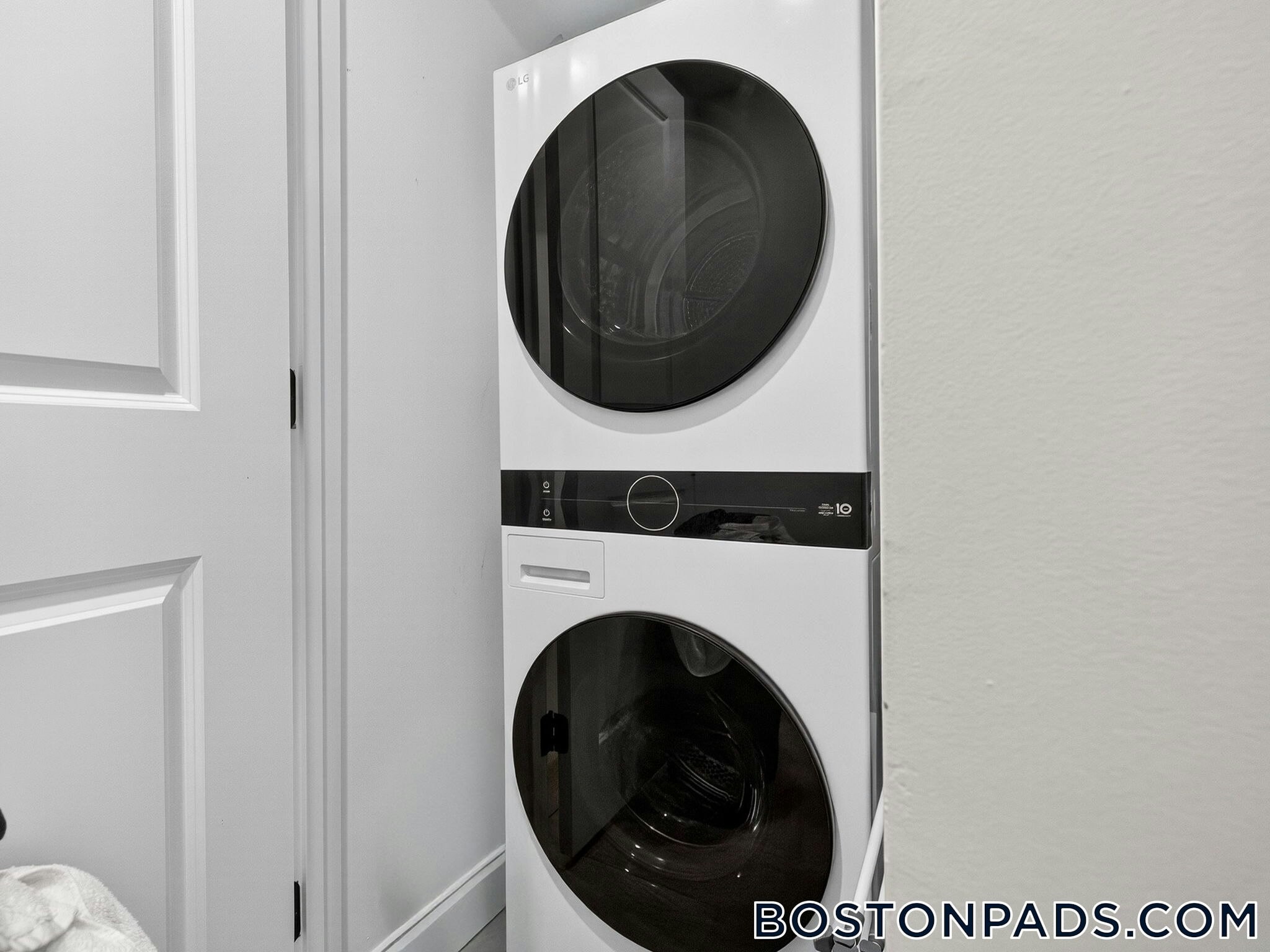 Building Photo - 176 Salem St