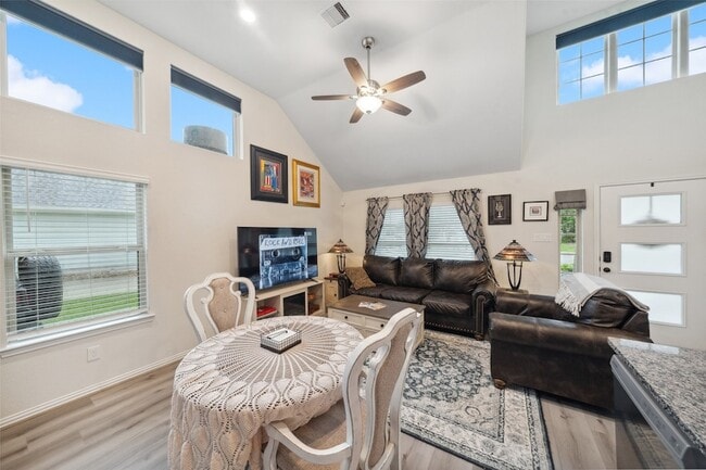 Building Photo - 257 N Lynx Trail