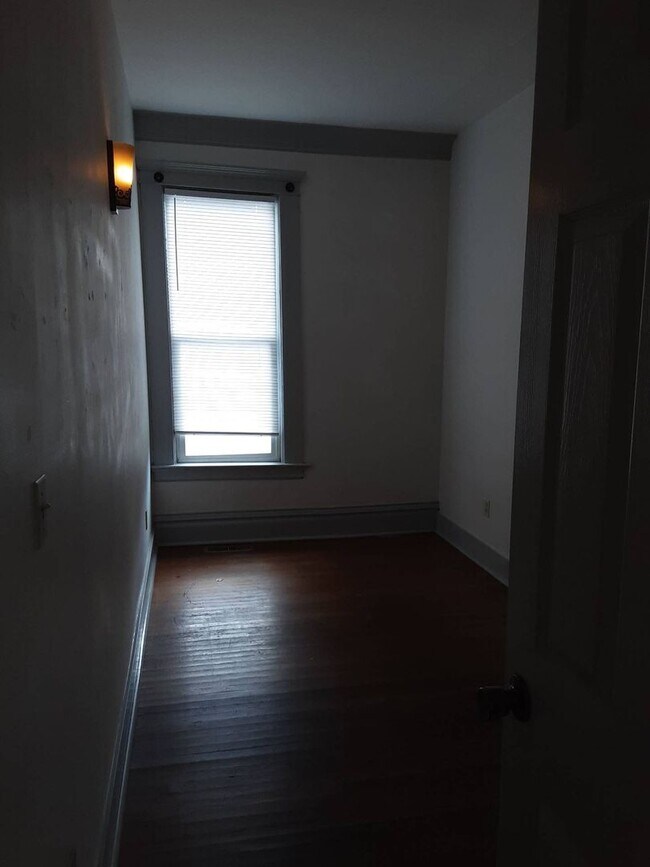 Building Photo - 511 E Chestnut St