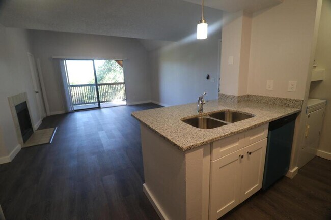 Building Photo - 400 Lake Placid Ct