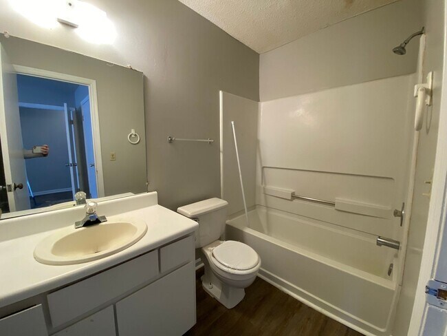 Building Photo - AVAILABLE NOW! (Pet Friendly)