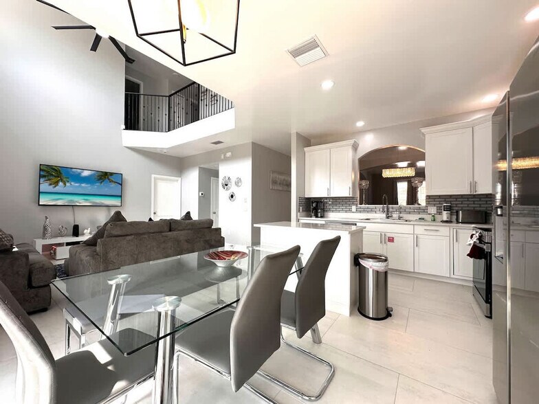 Building Photo - 321 Cabello Dr