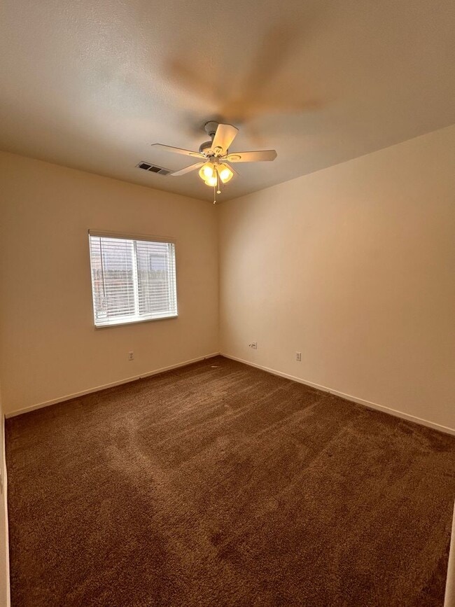 Building Photo - Beautiful home for rent in Visalia!