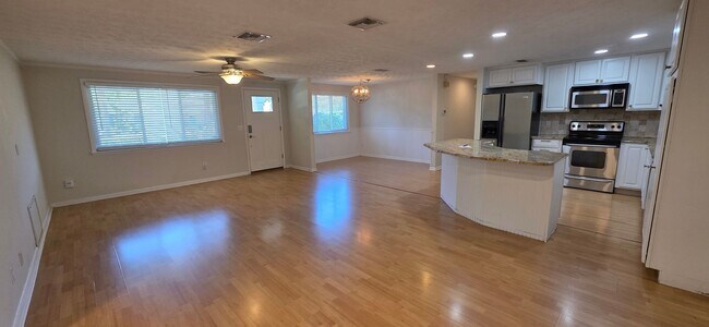 Building Photo - Beach lifestyle!