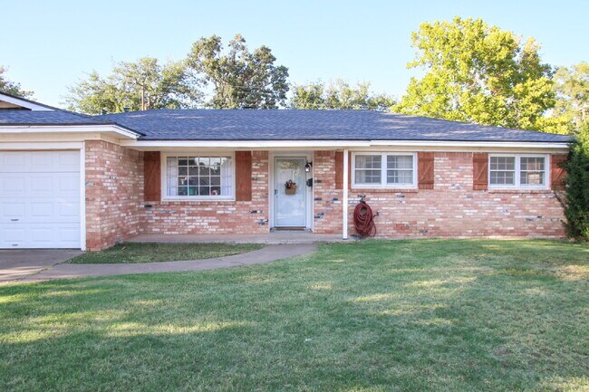 Building Photo - Spacious Updated Home!
