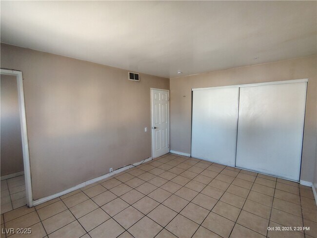 Building Photo - 2929 E Elm Ave