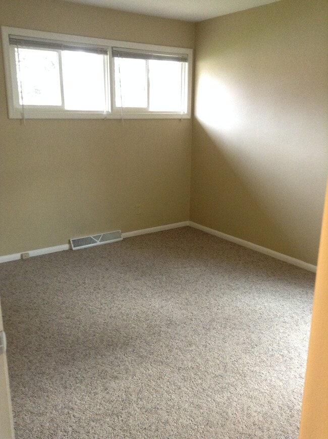 Building Photo - 1229 W Arrowhead Rd