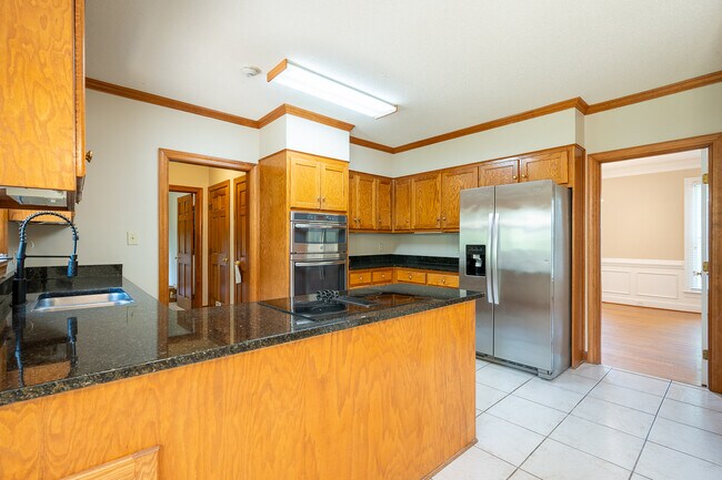 Building Photo - 4135 Knollcrest Cir N